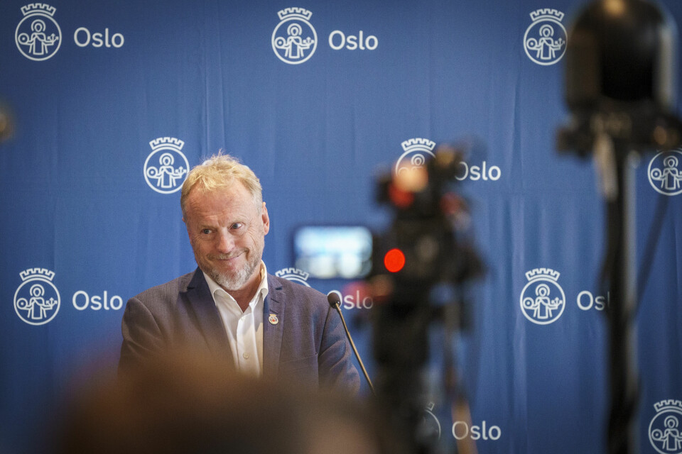 Byrådsleder Raymond Johansen da Oslo-budsjettet ble lagt fram i Rådhuset 21. september. Kort tid etterpå ble de pålagt 1 milliard i kraftskatt fra regjeringen. Byrådslederen gikk hardt ut, men godtok tilslutt skatten - men krever at forsvinner til neste år. Oslos byrådsleder Raymond Johansen (Ap) ble ikke tatt med på råd før regjeringen la fram ekstraskatten på kraftselskapene. Nå krever han at den nye og heftige skattebyrden forsvinner allerede i 2024. Byrådsleder Raymond Johansen da Oslo-budsjettet ble lagt fram i Rådhuset 21. september. Kort tid etterpå ble de pålagt 1 milliard i kraftskatt fra regjeringen. Byrådslederen gikk hardt ut, men godtok tilslutt skatten - men krever at forsvinner til neste år.
