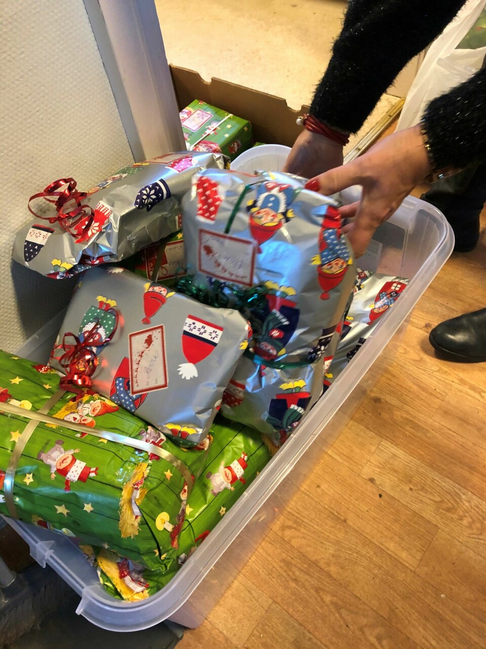 De frivillige har handlet inn og pakket inn en gave til alle som kommer innom i dagene før jul. Jul i Åpent Hus