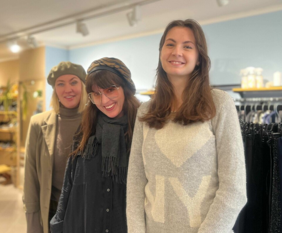 Butikkansatte hos Fretex i Stavanger sier at flere er innom for å kjøpe julegaver. Fra venstre: Martha Vatne, Cathrine Bjerga og Hanne Eriksen Butikkansatte hos Fretex i Stavanger sier at flere er innom for å kjøpe julegaver. Fra venstre: Martha Vatne, Cathrine Bjerga og Hanne Eriksen