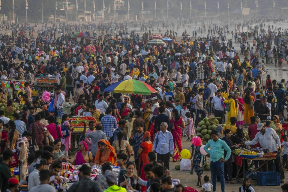 Det var trangt om plassen på Juhu-stranda i Mumbai i India 13. november 2022. Det er ventet at India går forbi Kina som verdens mest folkerike land i 2023. Det var trangt om plassen på Juhu-stranda i Mumbai i India 13. november 2022. Det er ventet at India går forbi Kina som verdens mest folkerike land i 2023.