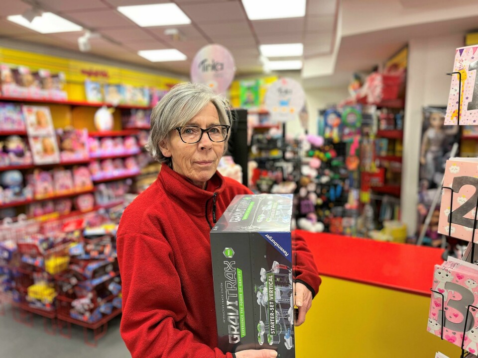 Elin Kahlbom, butikksjef på Veslefrikk, opplever at færre kunder kommer for å bytte gaver i romjulen. Hun tror dette handler om at unger har mer spesifikke julegaveønsker enn før. Elin Kahlbom, butikksjef på Veslefrikk.