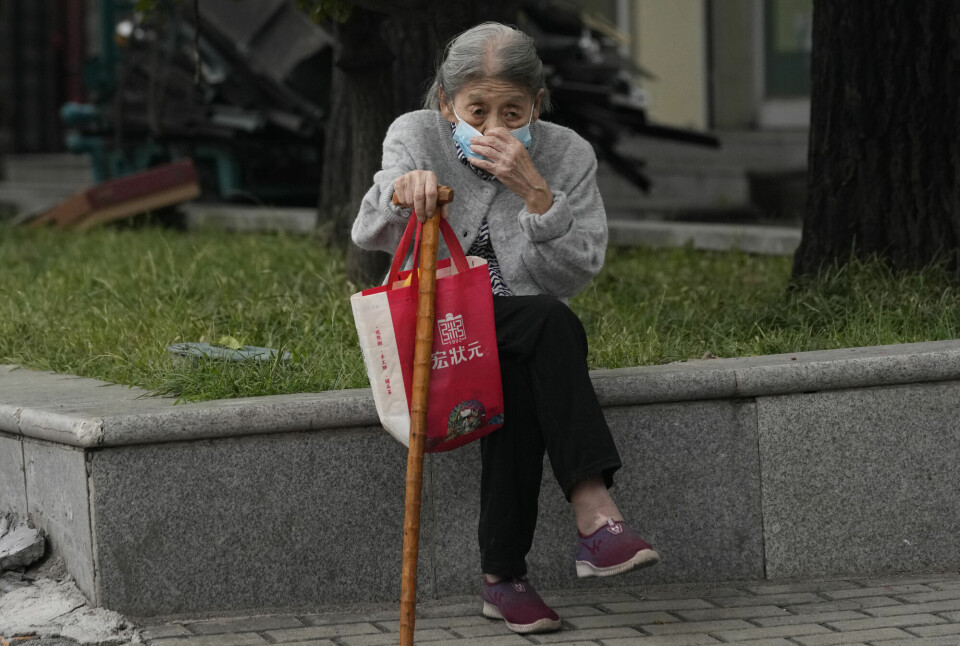 En eldre kvinne hviler seg i Beijing. Det er ventet at over en tredel av befolkningen i Kina vil være over 65 år i 2050. En eldre kvinne hviler seg i Beijing. Det er ventet at over en tredel av befolkningen i Kina vil være over 65 år i 2050.