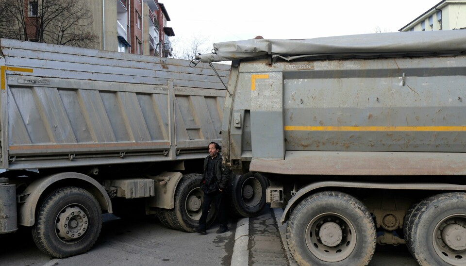 En mann passerer så vidt en blokade av lastebiler som rasende serbere har satt opp i den nordlige delen av Kosovo, like ved den etnisk delte byen Mitrovica. En mann passerer så vidt en blokade av lastebiler som rasende serbere har satt opp i den nordlige delen av Kosovo, like ved den etnisk delte byen Mitrovica.Foto: Bojan Slavkovic / AP / NTB