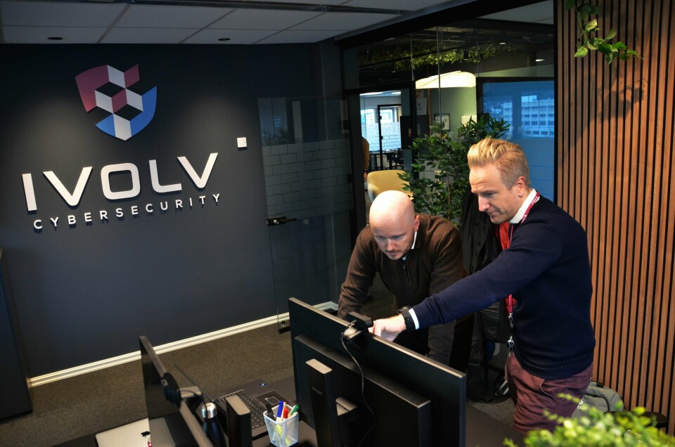 Ivolv-direktør Jan Erik Søndeland (til høyre) og IT-direktør i Zaptec, Henning Berland, ser et økende behov for å ligge foran i kappløpet mot ondsinnede hackere. Ivolv-direktør Jan Erik Søndeland (til høyre) og IT-direktør i Zaptec, Henning Berland, ser et økende behov for å ligge foran i kappløpet mot ondsinnede hackere.