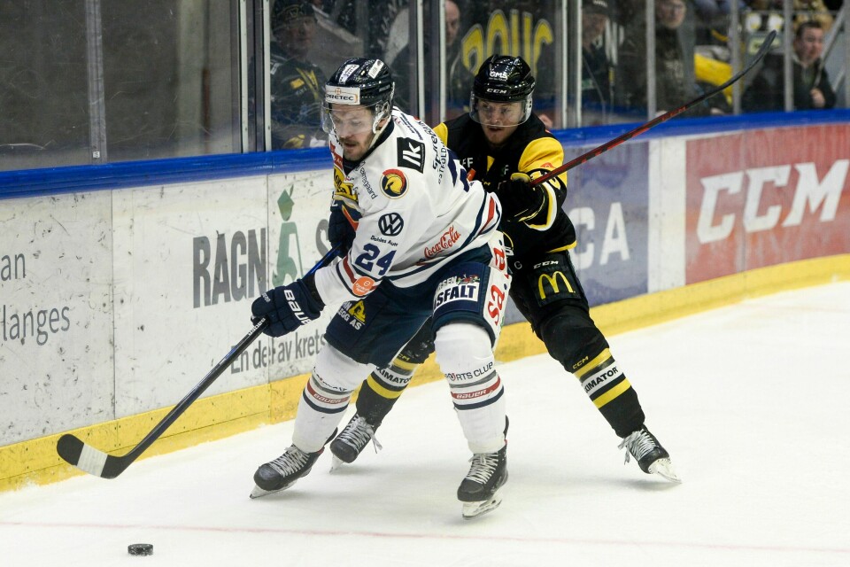 André Bjelland Strandborg og resten av Oilers tar imot Sparta. Stavanger Oilers Andre Strandborg (bakerst) ble stygt taklet i CHL-kampen mot finske Ilves onsdag. Nå er finske Tumoas Salmela utestengt i to kamper. Foto: Carina Johansen / NTB
