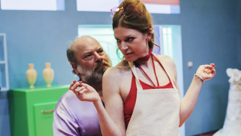 Det strammer seg til i Susie Wang: «The Look». Her Jan Sælid og Stine Fevik. Susie Wang«The Look»