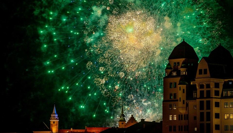 Slik så det kommunale fyrverkeriet i Oslo ut på nyttårsaften i 2019. Oslo kommune har tidligere pleid å ha offentlig fyrverkeri på Langkaia. I år er imidlertid fyrverkeriet avlyst blant annet av hensyn til dyrene. Foto: Berit Roald / NTB