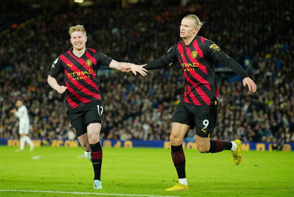 Erling Braut Haaland feirer nettkjenning mot Leeds med lagkamerat Kevin de Bruyne. Erling Braut Haaland feirer nettkjenning mot Leeds med lagkamerat Kevin de Bruyne. Foto: Jon Super / AP / NTB