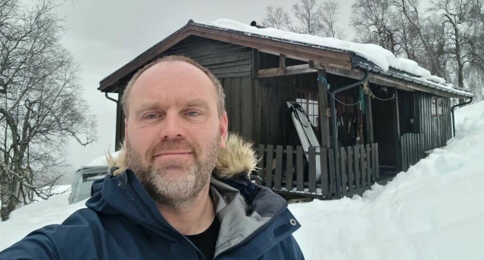 Hadle Friisenfeldt og kona har nettopp kjøpt hytte i Sauda, og de ville ha minst mulig luksus og strømsluk. Hadle Friisenfeldt og konen har nettopp kjøpt hytte i Sauda, og de ville ha minst mulig luksus og strømsluk.