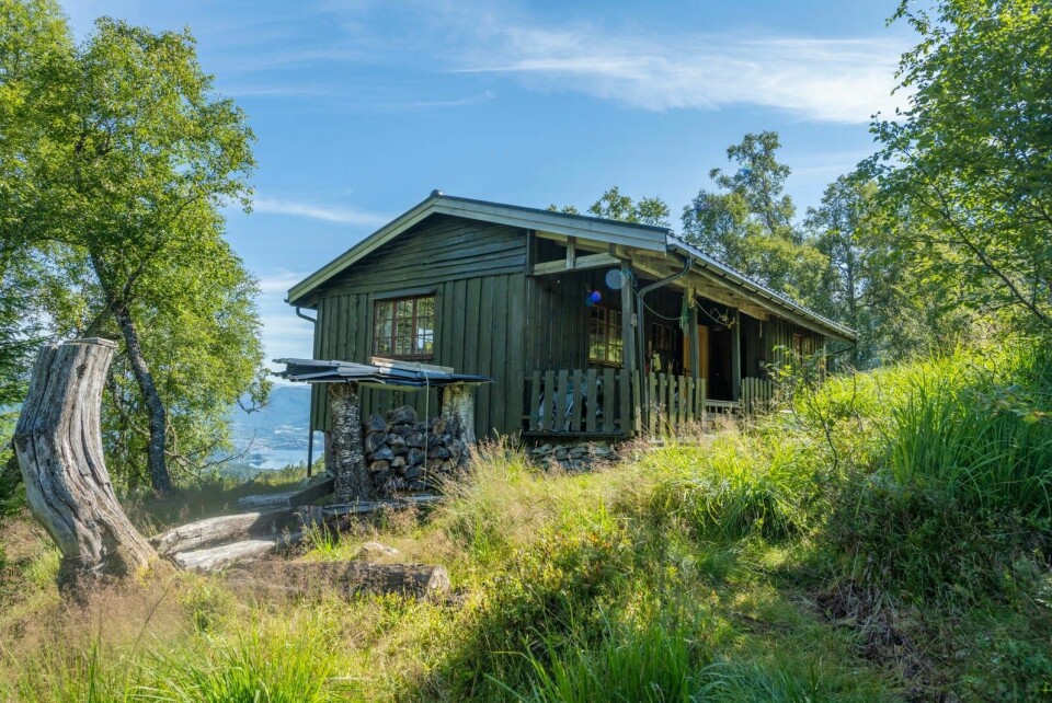 Flere hyttekjøpere er preget av nostalgi og lengsel tilbake til røttene, og det passer bra når alt blir dyrere. Denne hytten like ved skisenteret i Sauda er nettopp kjøpt av familien Friisenfeldt. Flere hyttekjøpere er preget av nostalgi og lengsel tilbake til røttene, og det passer bra når alt blir dyrere.