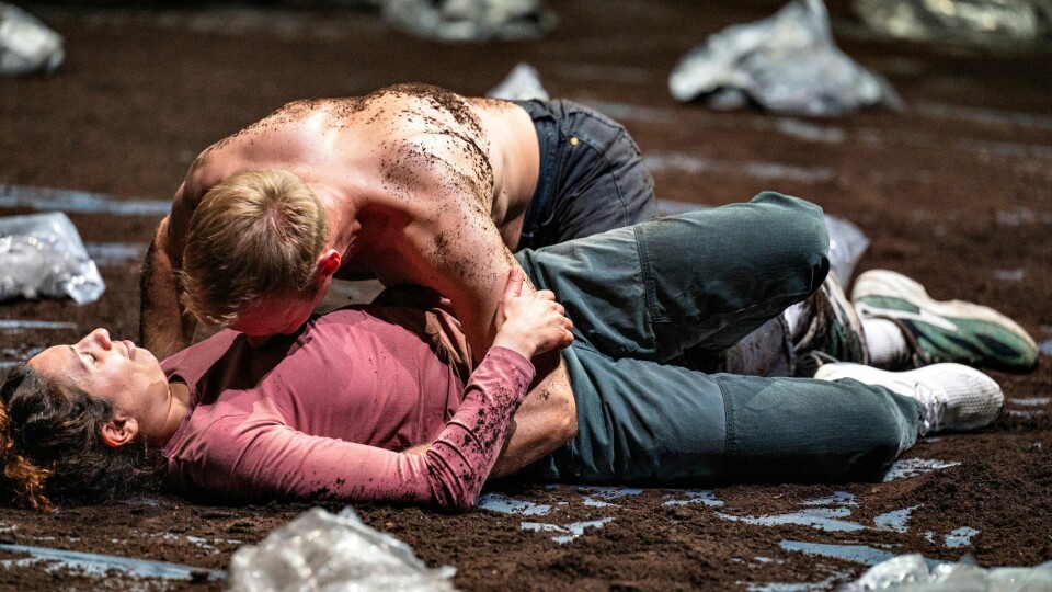 Kjersti Horns «Kristin Lavransdatter» på Det Norske Teatret vektlegger den intense kjærligheten mellom Kristin (Sara Khorami) og Erlend (Preben Hodneland). «Kristin Lavransdatter» på Det Norske Teatret