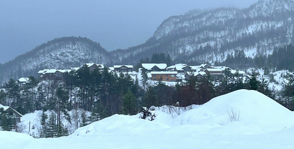 Hyttefelt i Sauda like ved skisenteret. Her har de fleste hyttene de samme fasilitetene som et vanlig hus i byen. Men i samme område finnes det mindre hytter uten strøm og/eller vann. Hyttefelt i Sauda like ved skisenteret. Her har de fleste hyttene de samme fasilitetene som et vanlig hus i byen.