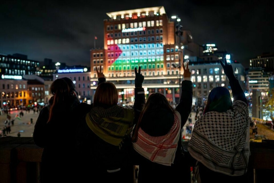 Palestinske farger på bygninger og Palestinas flagg har vært en del av solidaritetsmarkeringene etter krigsutbruddet på Gazastripen. Her er det Folkets Hus på Youngstorget i Oslo som lyses opp. leder