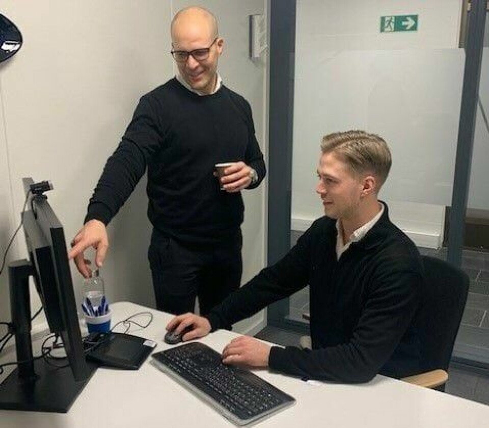 Sveinung Hetland, banksjef i Nordea i Stavanger sier at det er mange kunder som har det tøffere økonomisk, og som ber om råd. Samtidig er det mange som ikke virker berørt av den nye økonomiske hverdagen i Norge. Her sammen med rådgiver Kristoffer Tellefsen (sittende). Sveinung Hetland, banksjef i Nordea i Stavanger (sittende) sier at det er mange kunder som har det tøffere økonomisk, og som ber om råd. Samtidig er det mange som ikke virker berørt av den nye økonomiske hverdagen i Norge. Her sammen med rådgiver Kristoffer Tellefsen.