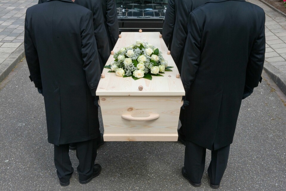 En fersk studie viser at stadig flere mennesker ligger døde lenge før de blir funnet i England og Wales. Bildet er et illustrasjonsfoto. Bearers a carrying a coffin into a car