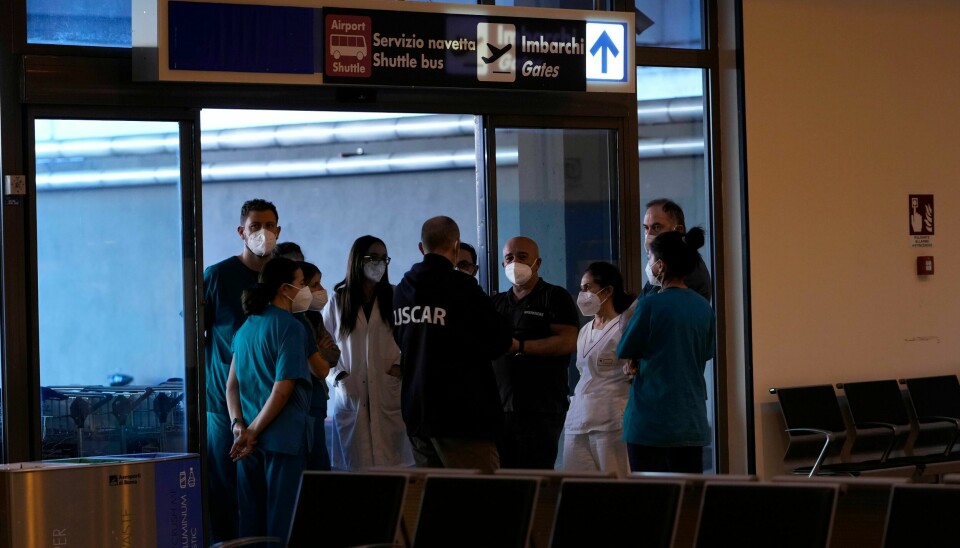 Helsepersonell venter på passasjerer som er kommet til Roma med en Air China-flyging fra Guangzhou. De skal testes for korona etter at regjeringen innførte testkrav for alle passasjerer på flyginger fra Kina. Helsepersonell venter på passasjerer som er kommet til Roma med en Air China-flyging fra Guangzhou. De skal testes for korona etter at regjeringen innførte testkrav for alle passasjerer på flyginger fra Kina. Foto: Alessandra Tarantino / AP / NTB