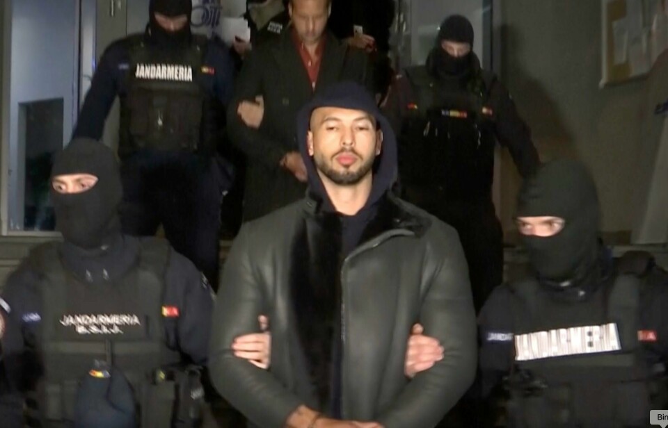 Den kontroversielle internettpersonligheten Andrew Tate varetektsfengsles i 30 dager i Romania, hvor han mistenkes for menneskehandel og overgrep. Andrew Tate føres bort av politiet etter at han ble pågrepet i Ilfov-området i Romania. Foto: Observator Antena 1 via AP / NTB