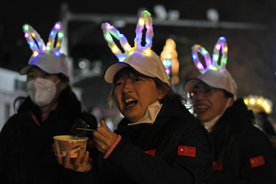 Folk i Kinas hovedstad Beijing feirer at de om få uker går inn i Harens år. Folk i Kinas hovedstad Beijing feirer at de om få uker går inn i Harens år. Foto: Ng Han Guan / AP / NTB