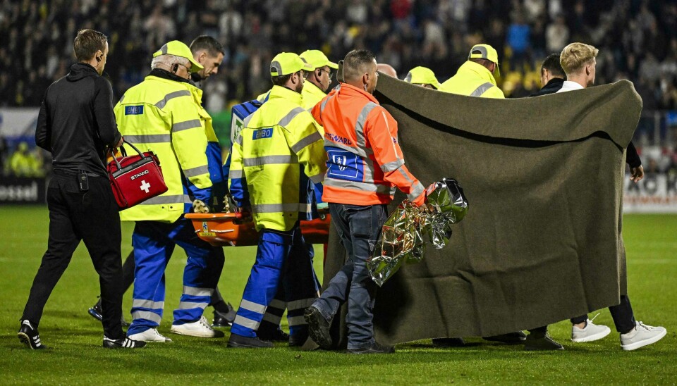 Ajax-keeper Etienne Vaessen fraktes av banen lørdag kveld. Ajax-keeper Etienne Vaessen fraktes av banen lørdag kveld.