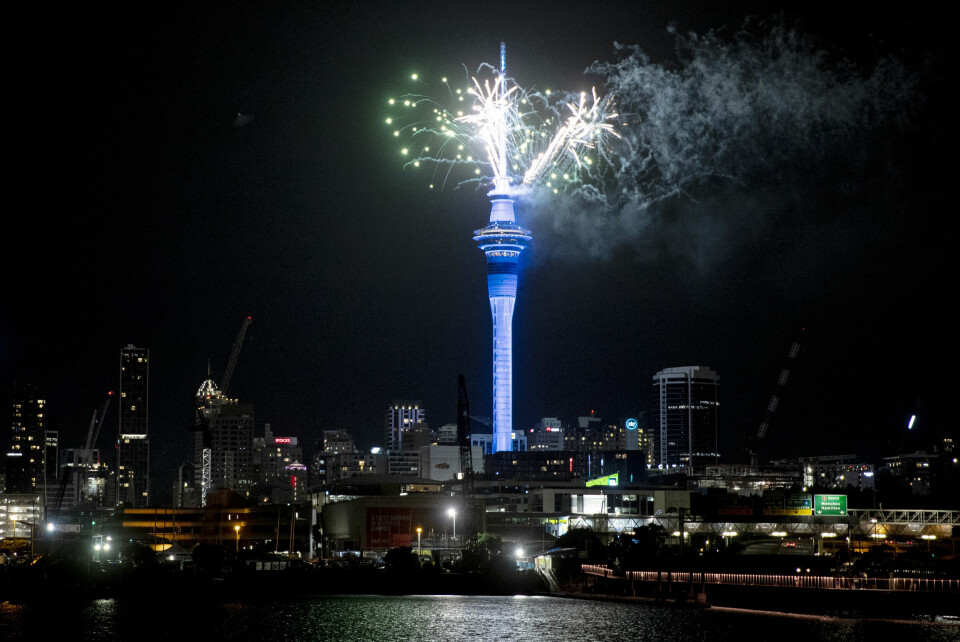 Nyttårsraketter over Sky Tower i Auckland på New Zealand. Nyttårsraketter over Sky Tower i Auckland på New Zealand. Foto: Dean Purcel / AP / NTB