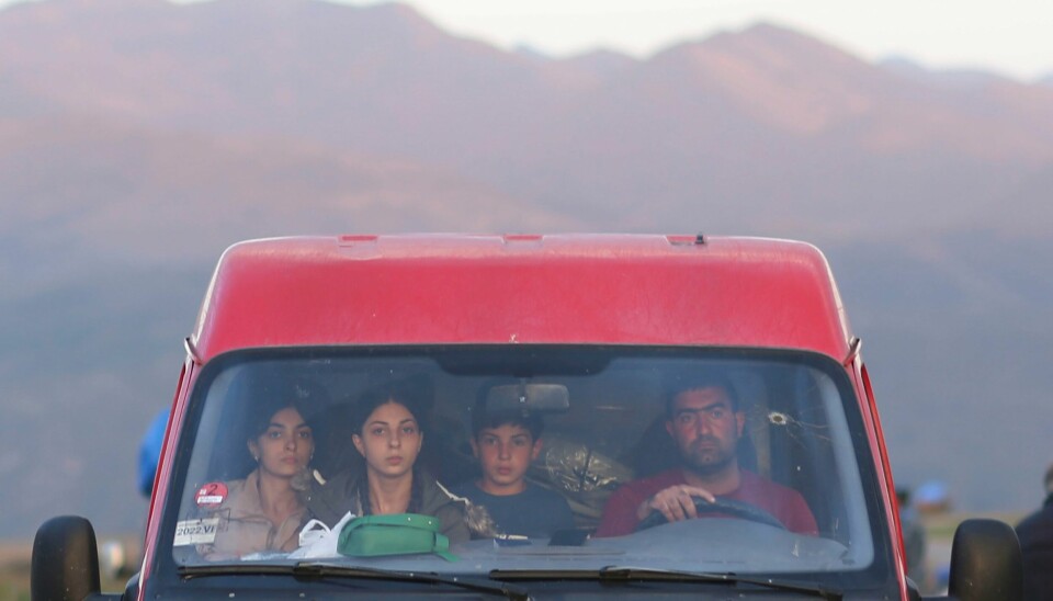 Etniske armenere fra Nagorno-Karabakh sitter i en minibuss på vei til Goris i Armenia torsdag 28. september. Etniske armenere fra Nagorno-Karabakh sitter i en minibuss på vei til Goris i Armenia torsdag 28. september.