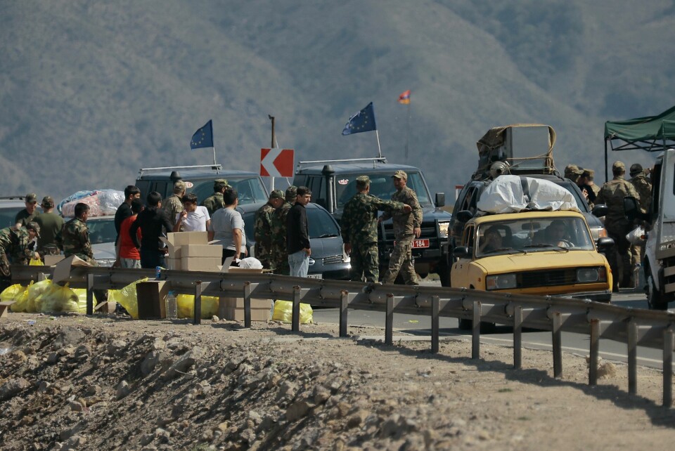 Etniske armenere og EU-observatører kjører forbi et sjekkpunkt på veien fra Nagorno-Karabakh til Goris i Armenia. Etniske armenere og EU-observatører kjører forbi et sjekkpunkt på veien fra Nagorno-Karabakh til Goris i Armenia.