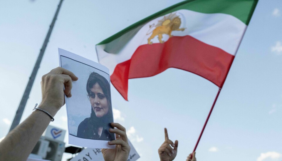 En demonstrant viser et portrettbilde av Mahsa Amini. Det var store protester og demonstrasjoner etter at Amini døde i det iranske moralpolitiets varetekt. .