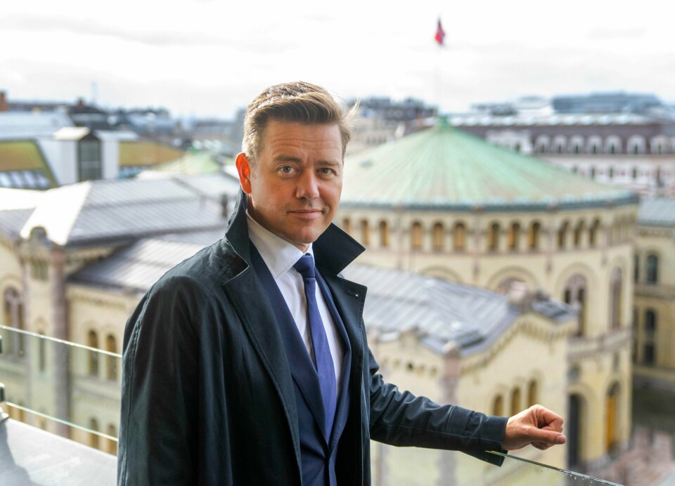 Under forfatternavnet Johan Høst har reklamemannen Johan Høstmælingen gjort suksess med krimromanen «En nasjon i sjakk». Under forfatternavnet Johan Høst har reklamemannen Johan Høstmælingen gjort suksess med krimromanen «En nasjon i sjakk».