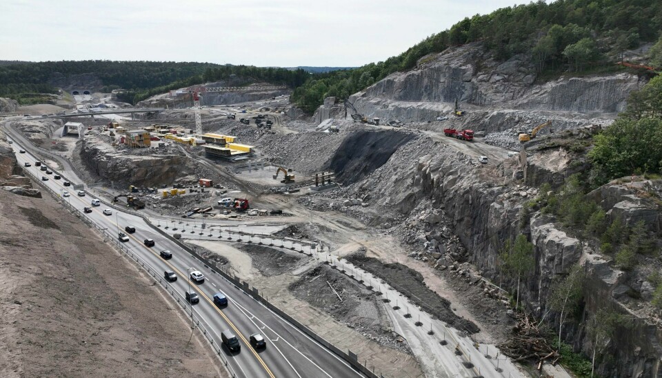 Bildet er fra byggingen av E39 vestover fra Kristiansand. I kjølvannet av all utbyggingen, enten det er moderne skogsdrift, motorveier eller vindkraft på land, ligger åpne sår, skriver Arne Nævra. Bildet er fra byggingen av E39 vestover fra Kristiansand.