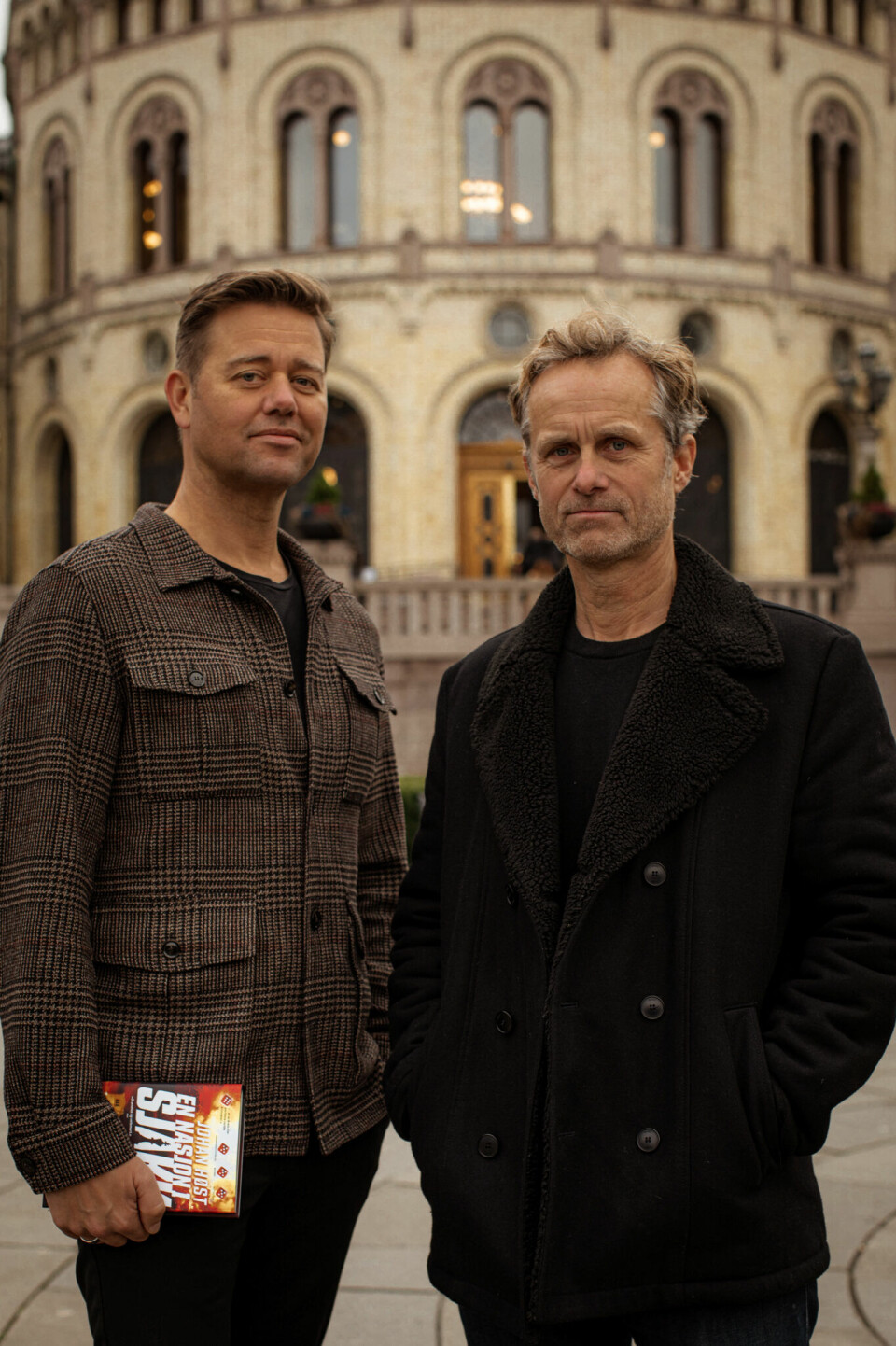 Filmregissør Jens Lien (t.h) skal lage spillefilm av Johan Høstmælingens krimroman «En nasjon i sjakk». Filmregissør Jens Lien (t.h) skal lage spillefilm av Johan Høstmælingens krimroman «En nasjon i sjakk».