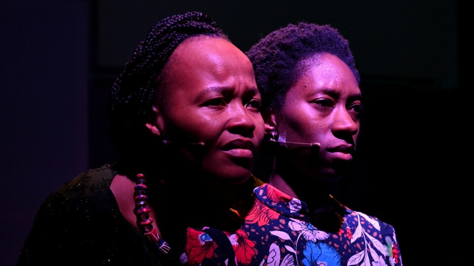 Nosizwe Baqwa (til venstre) og Mariama Ndure «Ruth Reese: Give Me A Crown» på Nordic Black Theater. Ruth Reese: Give Me A Crown
