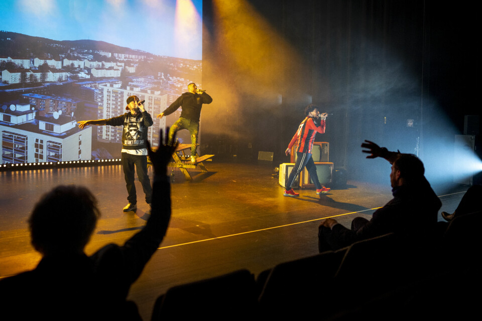 Raperne Don Martin, Fela og Castro klarte med forestillingen «Blokk til blokk» å dra nye publikummere til teatret, mange for første gang. Raperne Don Martin, Fela og Castro klarte med forestillingen «Blokk til blokk» å dra nye publikummere til teatret, mange for første gang. Det heier kulturminister Abid Raja (V) på.