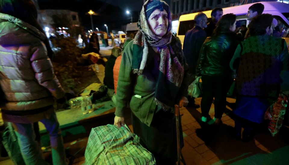 En FN-delegasjon ankom den omstridte regionen Nagorno-Karabakh søndag morgen. Her ankommer en flyktning fra regionen en teltleir i Armenia. En FN-delegasjon ankom den omstridte regionen Nagorno-Karabakh søndag morgen. Her ankommer en flyktning fra regionen en teltleir i Armenia. Foto: Vasilij Krestyaninov / AP / NTB