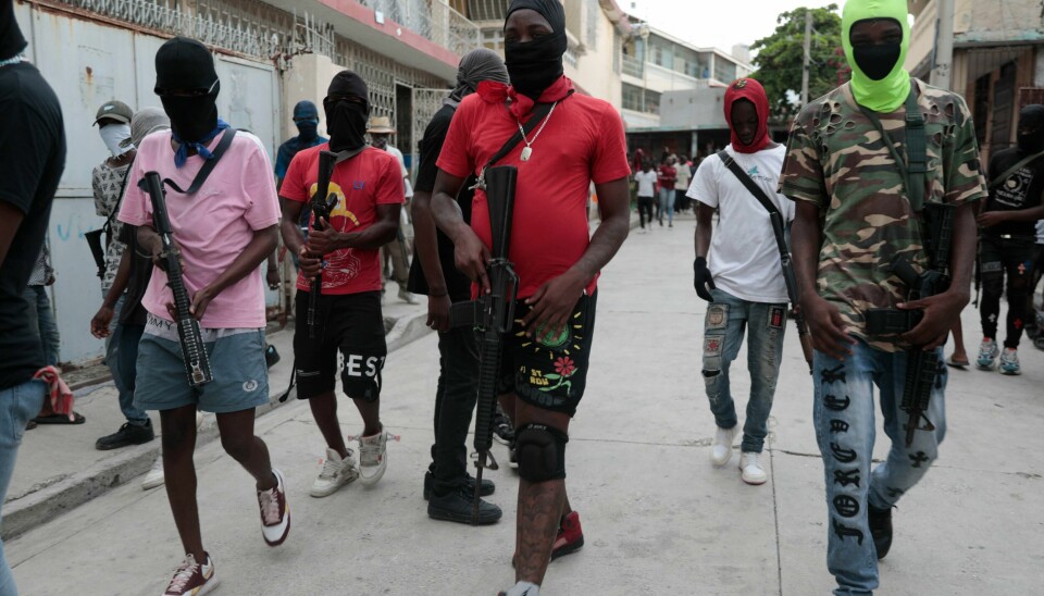 Væpnede gjengmedlemmer på gata i Haitis hovedstad Port-au-Prince. FNs sikkerhetsråd skal mandag stemme over en resolusjon om å sende inn en internasjonal styrke til kampen mot de væpnede gjengene, ifølge AP. Væpnede gjengmedlemmer deltar i en protestmarsj mot Haitis regjering i Port-au-Prince. En oppblussing i volden i områder nord for landets hovedstad har tvunget 10.000 mennesker til å forlate hjemmene sine. Foto: Odelyn Joseph / AP / NTB