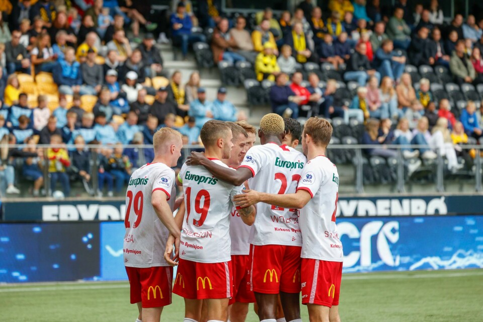 Fredrikstad lukter på eliteserieplass i 2024. Fredrikstad-spillerne kan juble for tre nye poeng, og laget holder stø kurs for eliteserien etter 2-1 borte mot Ranheim. Her fra en kamp tidligere i sesongen. Foto: Tor Erik Schrøder / NTB