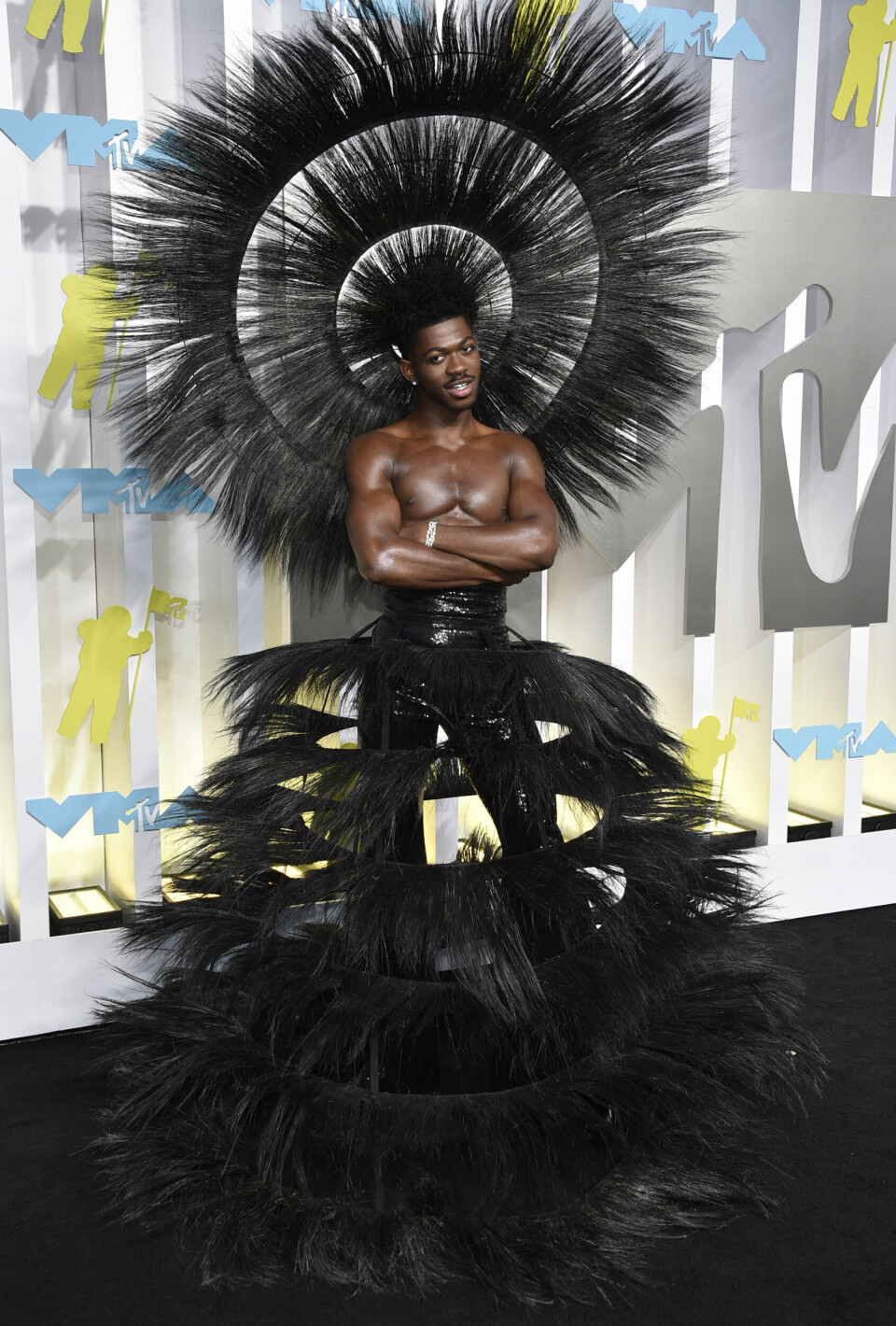 Lil Nas X vakte oppsikt i sorte fjær under under MTV Video Music Awards i august. Lil Nas X vakte oppsikt i sorte fjær under under MTV Video Music Awards i august.