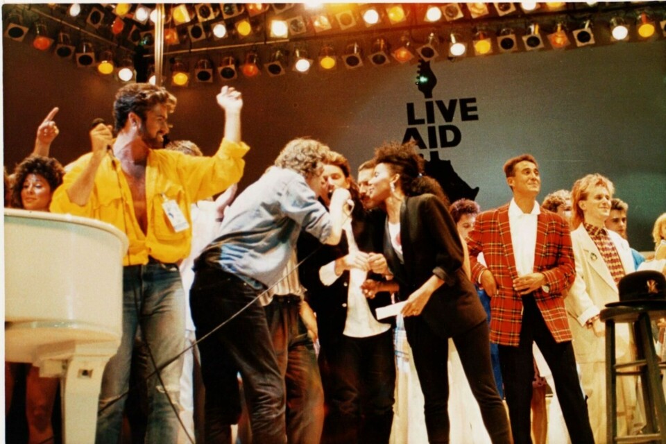 Musikalen «Just For One Day» skal fortelle historien om Live Aid, den historiske konserten fra 1985 som hadde datidas største stjerner på scenen til inntekt for de sultrammede i Etiopia. Musikalen skal nøye seg med å skuespillere som framfører låter fra konserten, men ikke ha roller som popstjernene fra den gangen. Musikalen «Just For One Day» skal fortelle historien om Live Aid, den historiske konserten fra 1985 som hadde datidas største stjerner på scenen til inntekt for de sultrammede i Etiopia. Musikalen skal nøye seg med å skuespillere som framfører låter fra konserten, men ikke ha roller som popstjernene fra den gangen.