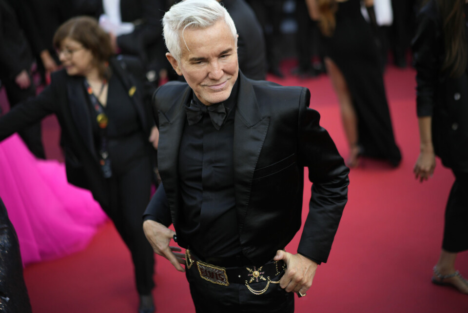Regissør Baz Luhrmann med Elvis-inspirert belte under filmfestivalen i Cannes i mai. Regissør Baz Luhrmann med Elvis-inspirert belte under filmfestivalen i Cannes i mai.