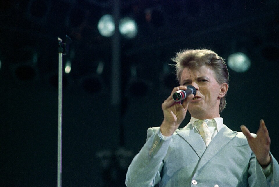 David Bowie sto på scenen i London under Live Aid. Det er fra hans «Heroes» at musikalen «Just For One Day» har hentet tittelen. David Bowie sto på scenen i London under Live Aid. Det er fra hans «Heroes» at musikalen «Just For One Day» har hentet tittelen.
