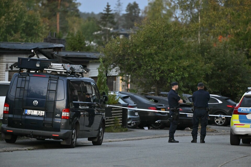 Eksplosjon ved et rekkehus i Huddinge sør for Stockholm. Politi og bombeteknikere er på stedet og etterforsker saken. Eksplosjon ved et rekkehus i Huddinge sør for Stockholm. Politi og bombeteknikere er på stedet og etterforsker saken. Foto: Henrik Montgomery / TT / NTB