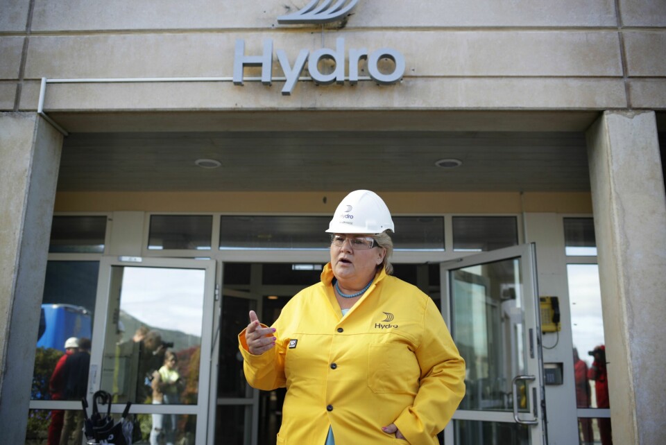 Daværende statsminister Erna Solberg (H) har uttalt at hun kan ha vært inhabil da hun behandlet saker vedrørende Hydro. Daværende statsminister Erna Solberg (H) har uttalt at hun kan ha vært inhabil da hun behandlet saker vedrørende Hydro. Foto: Javad Parsa / NTB