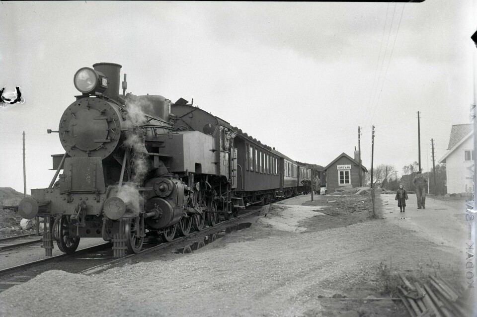 Jærbanen har holdt det gående i 145 år. Her gjør toget stopp på Sirevåg i 1950. Jærbanen