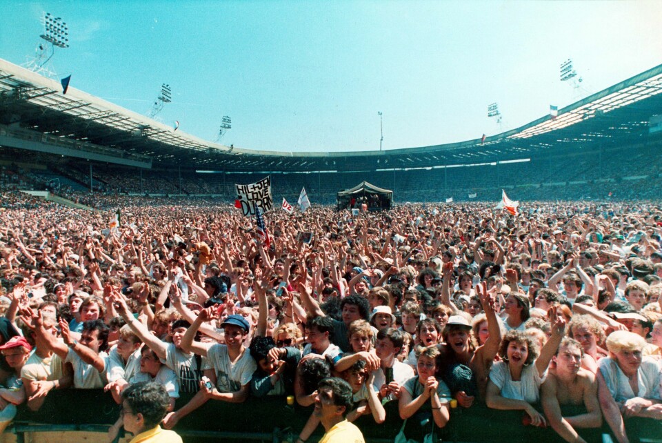 Det var 70.000 tilskuere på Wembley i London og 100.000 på JFK Stadium i Philadelphia - og rundt 1,5 milliarder mennesker veden rundt, som så Live Aid den 13. juli 1985. Det var 70.000 tilskuere på Wembley i London og 100.000 på JFK Stadium i Philadelphia - og rundt 1,5 milliarder mennesker veden rundt, som så Live Aid den 13. juli 1985.