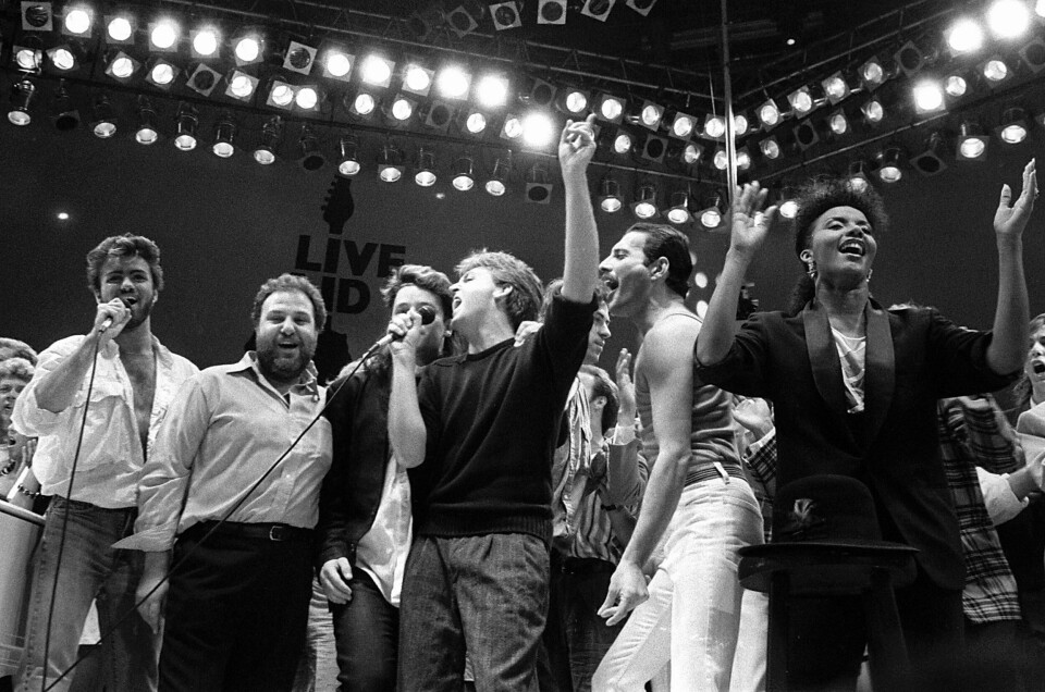 Stjernene stilte for Live Aid, en happening som ble starten for veldedighetskonserter ble trendy blant artister. Her er blant George Michael, Bono, Paul McCartney, Bob Geldof og Freddie Mercury i allsang på Wembley. Stjernene stilte for Live Aid, en happening som ble starten for veldedighetskonserter ble trendy blant artister. Her er blant George Michael, Bono, Paul McCartney, Bob Geldof og Freddie Mercury i allsang på Wembley.