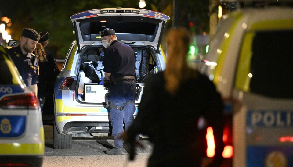 Politiet på åstedet der en tenåring ble skutt. Politet rykket ut til et kjøpesenter i Krisanstad i Sverige søndag kveld etter melding om at en gutt i tenårene var funnet knivstukket. Foto: Johan Nilsson / TT / NTB