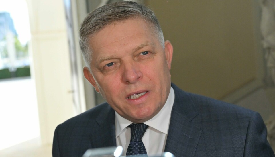 Robert Fico, lederen av partiet Smer, har fått i oppdrag å danne ny regjering i Slovakia. Den sittende regjeringen beskylder Russland for å ha blandet seg inn i valget. Robert Fico, lederen av partiet Smer, har fått i oppdrag å danne ny regjering i Slovakia. Den sittende regjeringen beskylder Russland for å ha blandet seg inn i valget. Foto: Vaclav Salek/CTK via AP / NTB