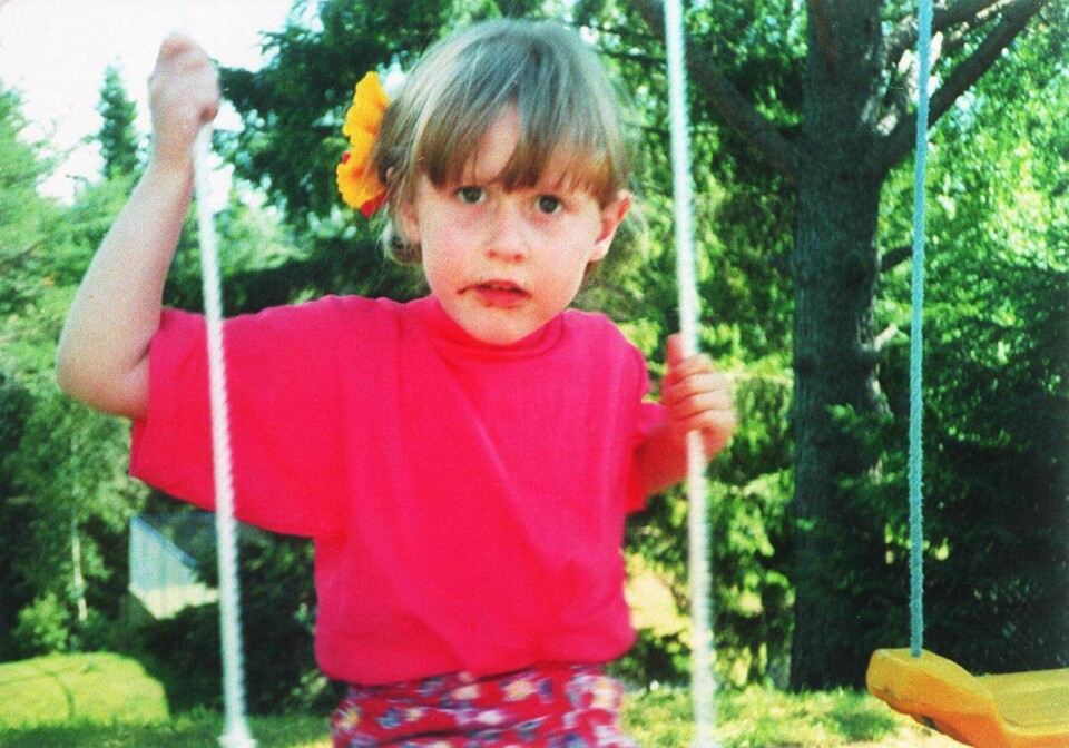 Fem år gamle Silje Marie Redergård ble funnet død i Trondheim i 1994. Fem år gamle Silje Marie Redergård ble 15. oktober i 1994 funnet død i en akebakke på Tiller i Trondheim. Femåringen hadde omfattende skader, men politiet fant aldri ut hva som skjedde. Nå skal saken etterforskes på nytt. Foto: Privat / NTB