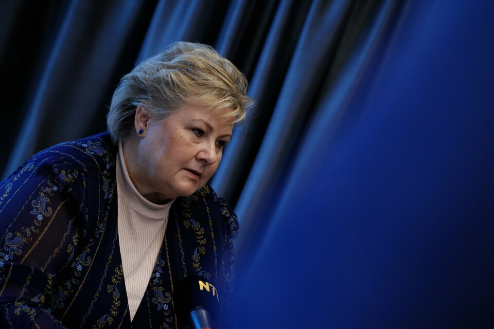 I en ny måling mener over halvparten av de spurte at Høyre-leder Erna Solberg bør trekke seg som partiets leder. – Det er ingen tvil om at et så stort medietrykk som det har vært rundt dette helt sikkert påvirker noen velgere., sier Høyre-leder Erna Solberg. Her under et intervju om avsløringene av ektemannen Sindre Finnes aksjehandler. Foto: Emilie Holtet / NTB