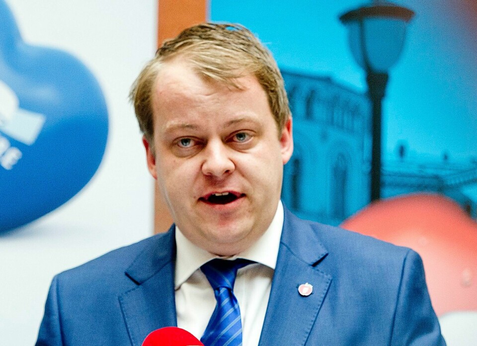 Redningsbåter som plukker opp skipbrudne migranter i Middelhavet, bør miste det norske flagget. De skader Norges omdømme, mener Frp. Partiets innvandringspolitiske talsmann Erlend Wiborg la tirsdag fram et privat lovforslag om dette.