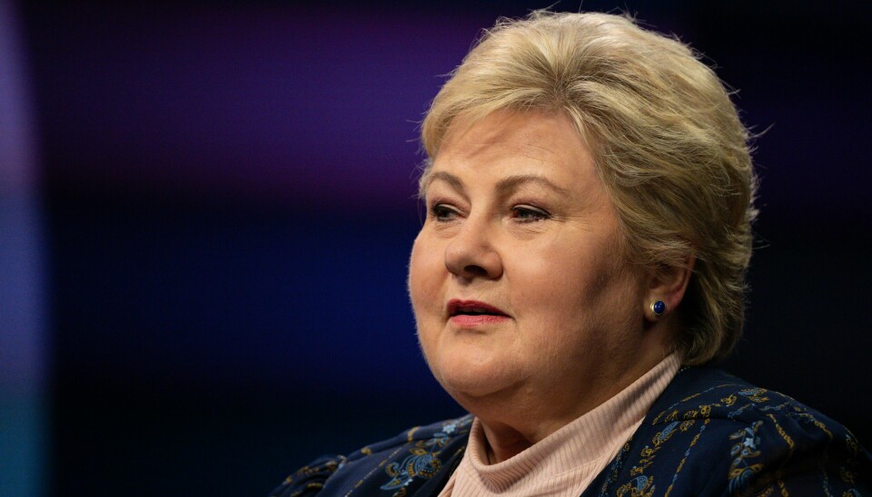 Høyres leder Erna Solberg under Debatten på NRK torsdag forrige uke. Tema var mannens aksjehandler mens hun var statsminister mellom 2013 og 2021. Høyres leder Erna Solberg sa under Debatten torsdag at det var urimelig å påstå at hun skulle vite om alle aksjekjøpene til ektemannen Sindre Finnes. Foto: Beate Oma Dahle / NTB
